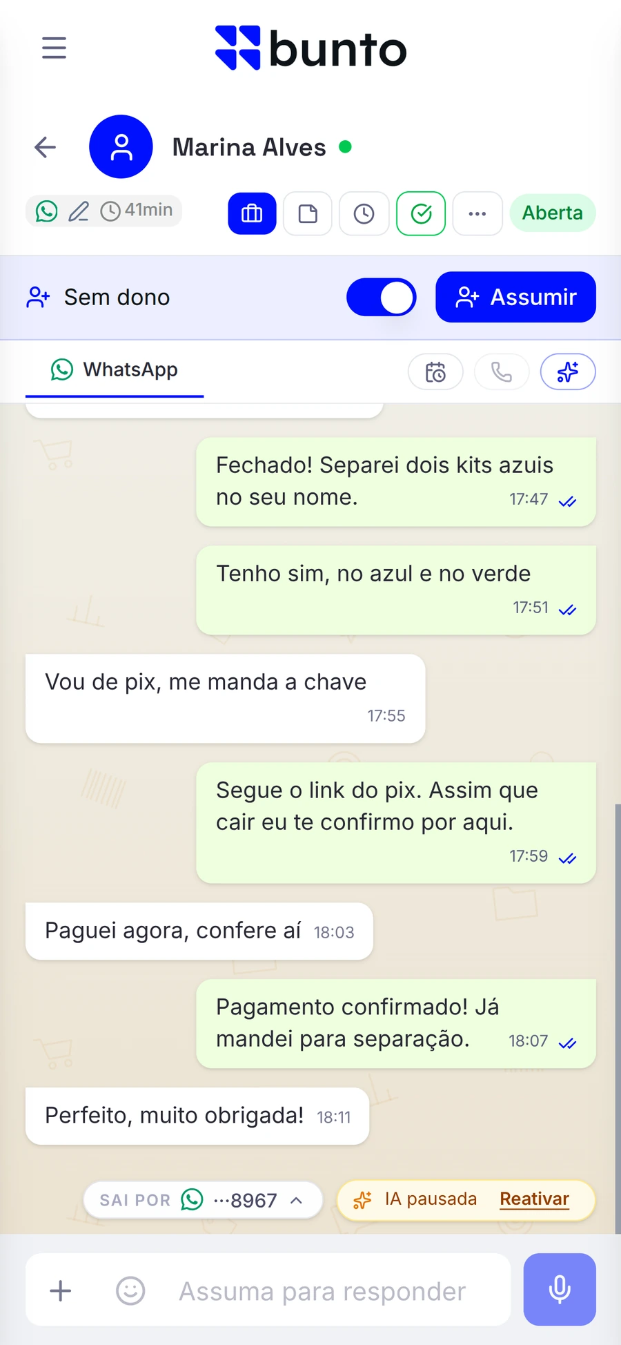 Conversa de WhatsApp aberta no CRM, com a lista de canais ao lado